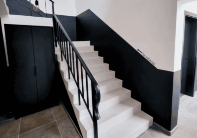 nico-pirenne-béton-ciré-intérieur-escalier-bâtiment-public