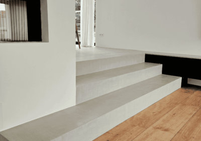 nico-pirenne-béton-ciré-intérieur-marche-pièce-de-vie