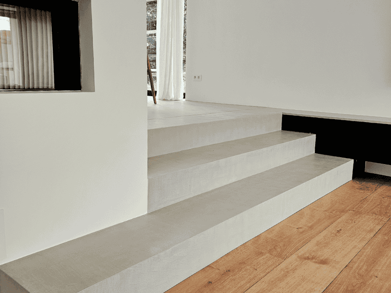 nico-pirenne-béton-ciré-intérieur-marche-pièce-de-vie