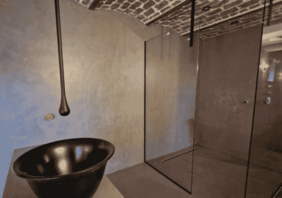 nico-pirenne-béton-ciré-mur-salle-de-bains-voutes