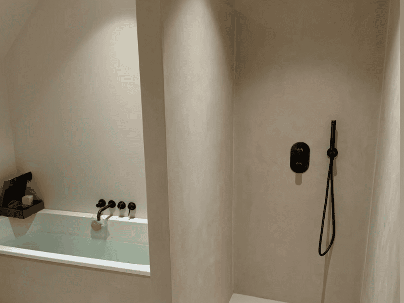 nico-pirenne-béton-ciré-salle-de-bains-douche-baignoire