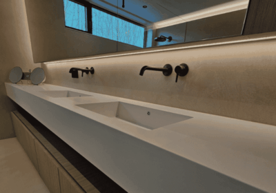 nico-pirenne-béton-ciré-salle-de-bains-éviers